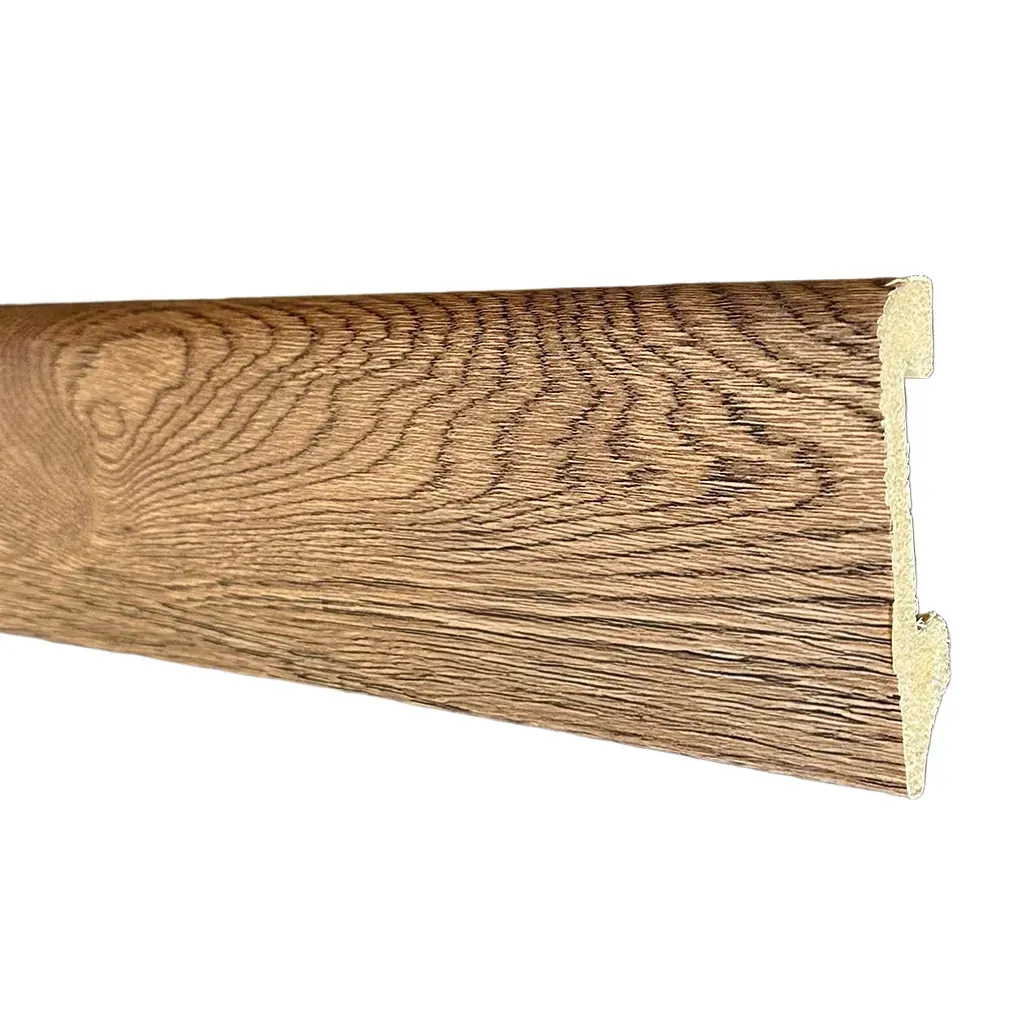 Textura de vetas de madera con una etiqueta beige en el lado derecho.