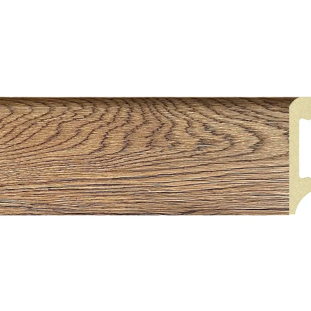 Textura de vetas de madera con una etiqueta beige en el lado derecho.