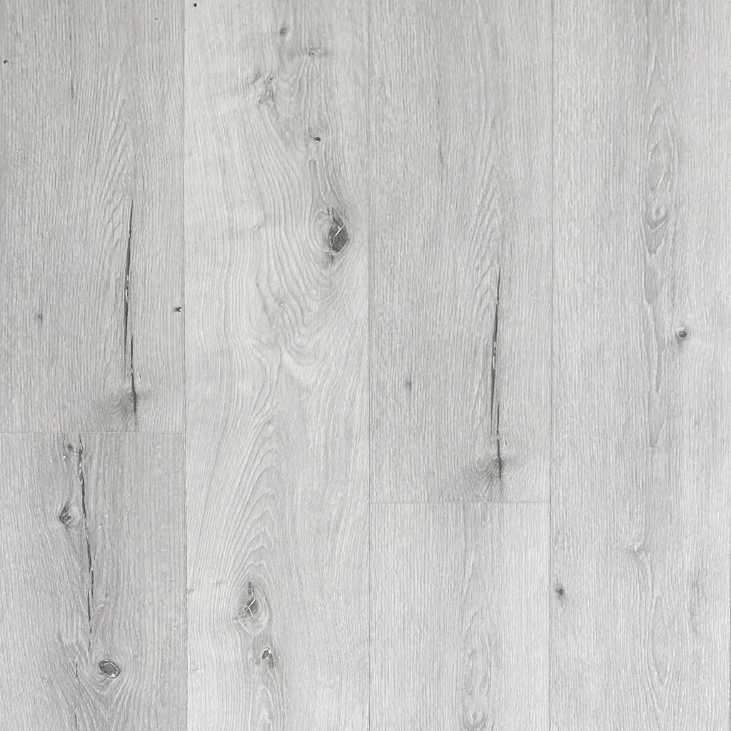 Elegante dormitorio gris con cama tapizada, banco, mesitas de noche y suelo de madera blanca.