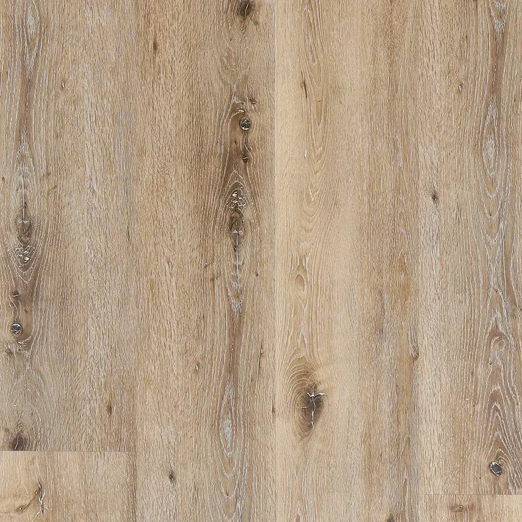 Primer plano de la veta de la madera beige con vetas oscuras verticales y nudos.