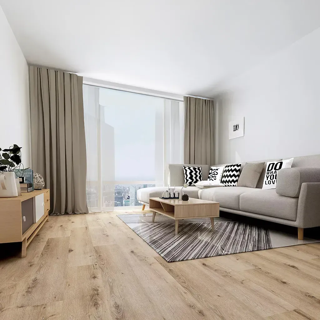 Luminoso salón moderno con sofá gris, mesa de centro, alfombra, suelo de madera y una gran puerta corredera de cristal.
