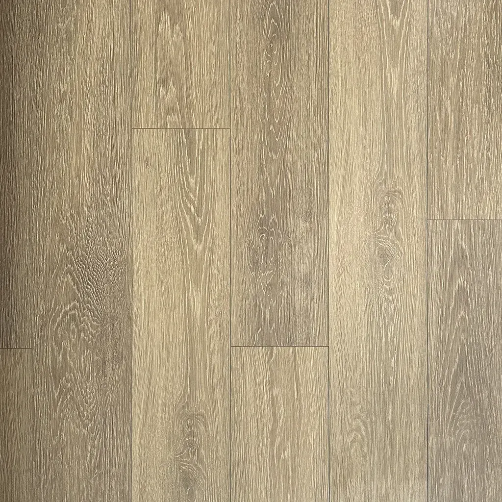 Suelo de tablones de madera de color marrón claro con vetas verticales.