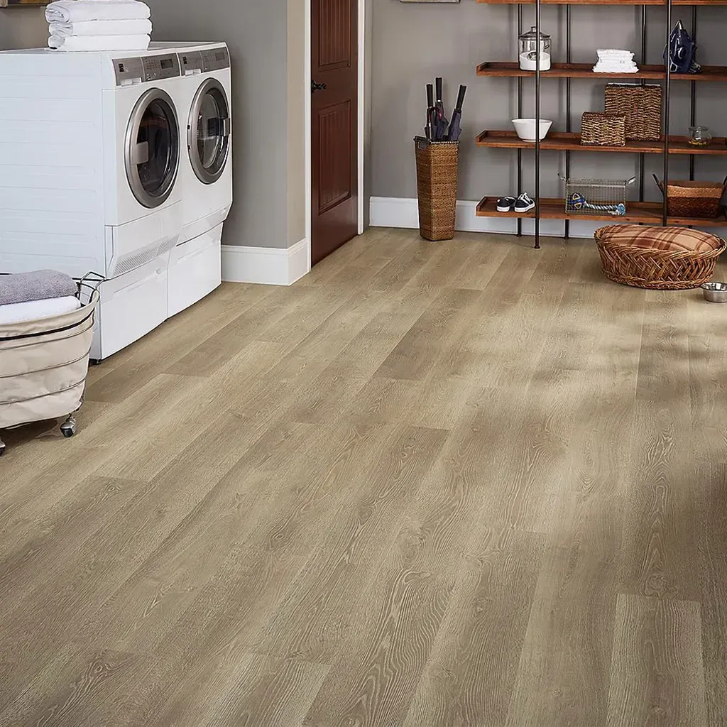 Suelo de tablones de madera de color marrón claro con vetas verticales.