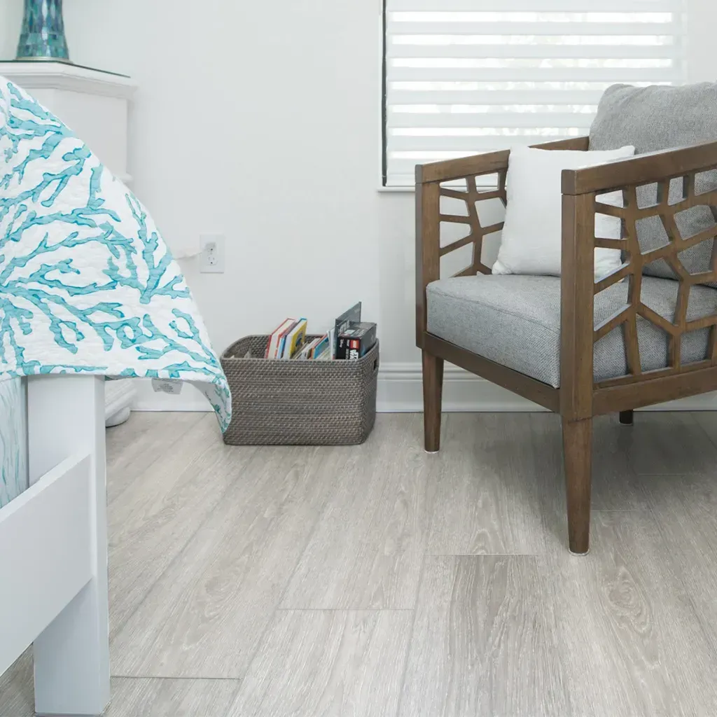 Textura de vetas de madera gris claro con sutiles vetas verticales.