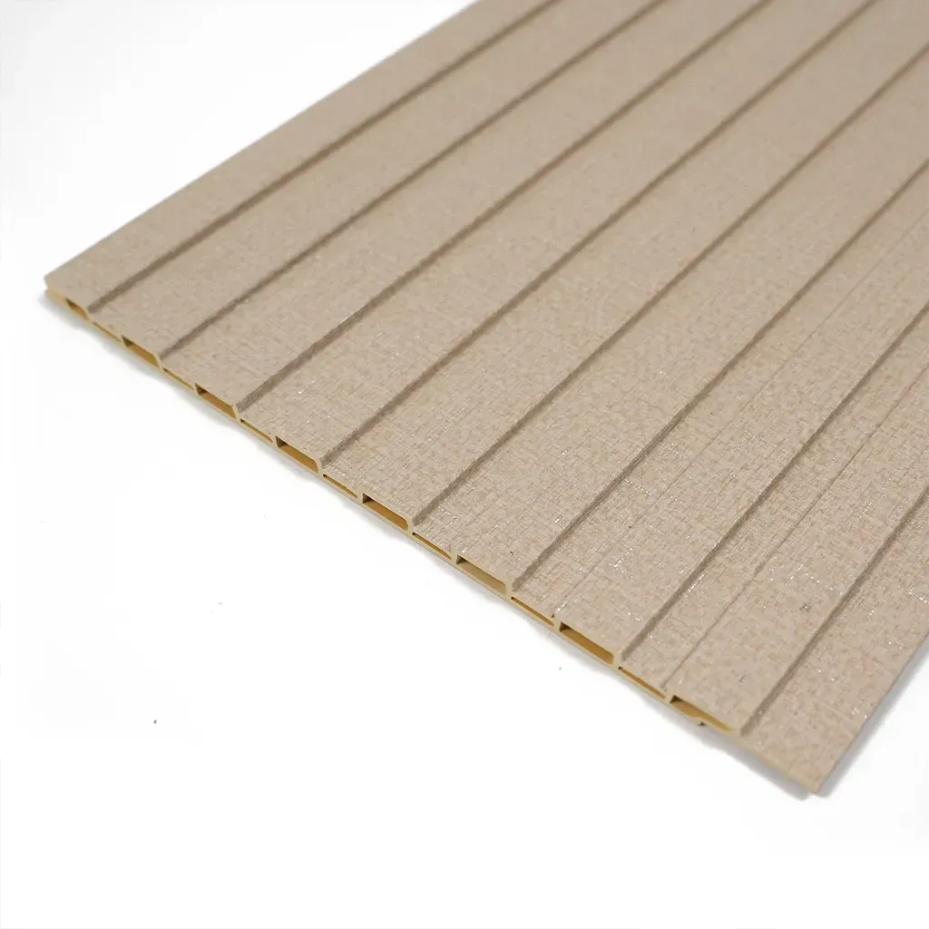 Lámina de espuma beige acanalada con crestas uniformemente espaciadas sobre un fondo blanco.