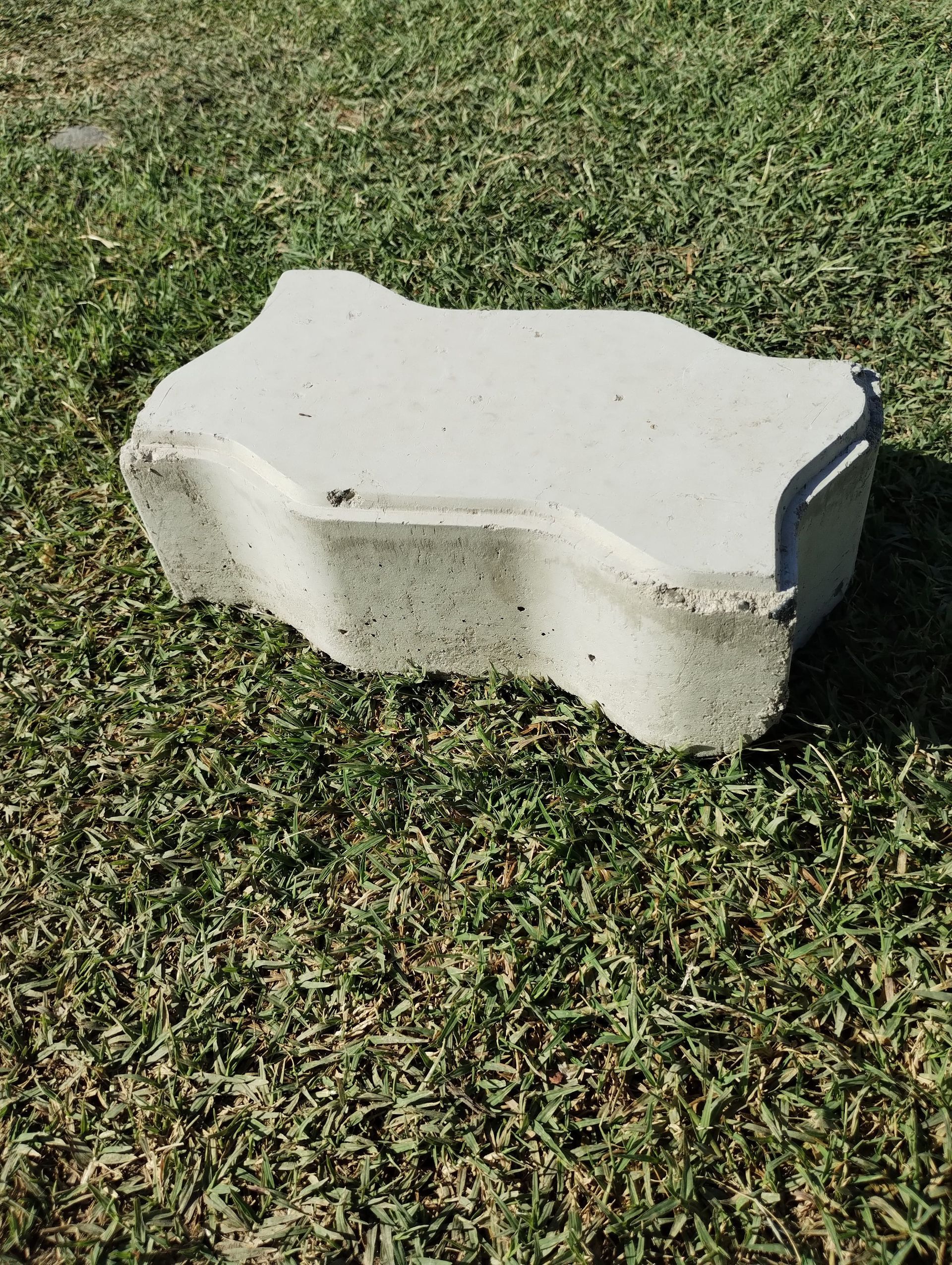 Bloque de hormigón blanco sobre césped al aire libre