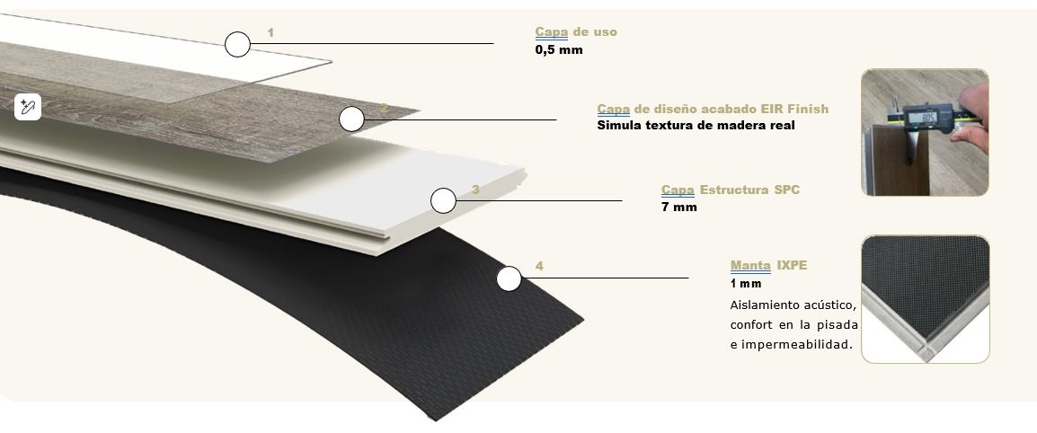Sala de estar moderna con sofá naranja, sillas beige, mesa de centro y grandes ventanales sobre suelo gris.