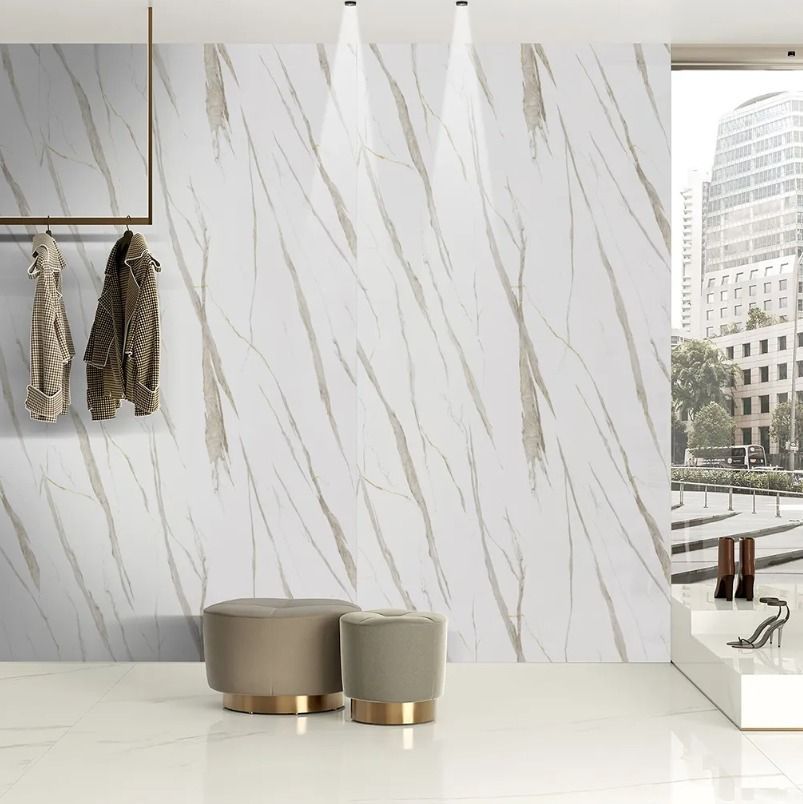 Habitación minimalista con suelo de mármol, toallas colgadas, dos taburetes y vistas a la ciudad