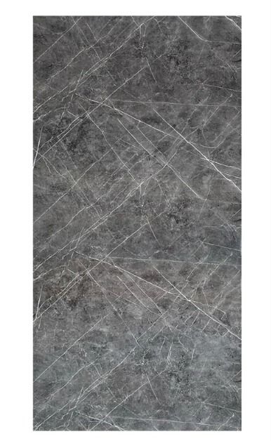 Sala de estar moderna con sofá gris, sillón negro, mesa de centro, pared texturizada y arte abstracto en la pared.