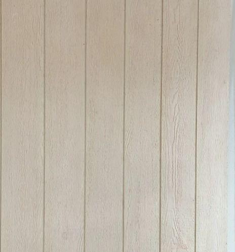Tablones verticales de madera de color beige claro con una sutil textura de vetas y juntas estrechas.