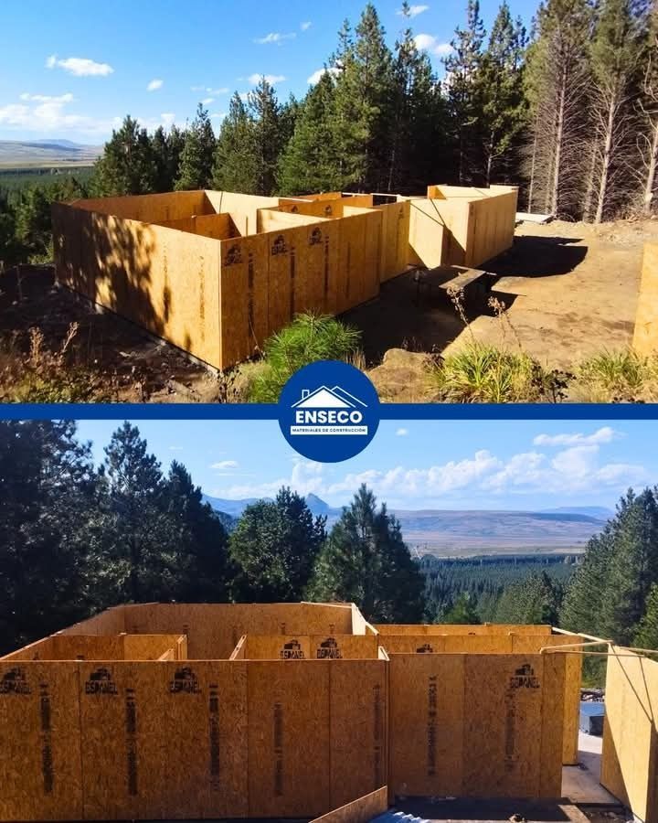 Obra en construcción con estructuras de madera contrachapada en las paredes, situada en una ladera