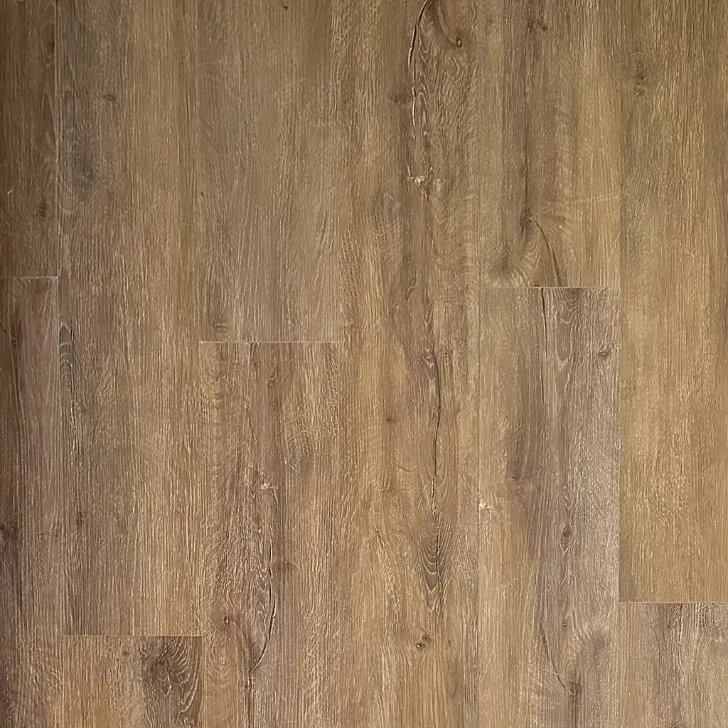 Primer plano de la textura de madera marrón con vetas verticales y nudos.