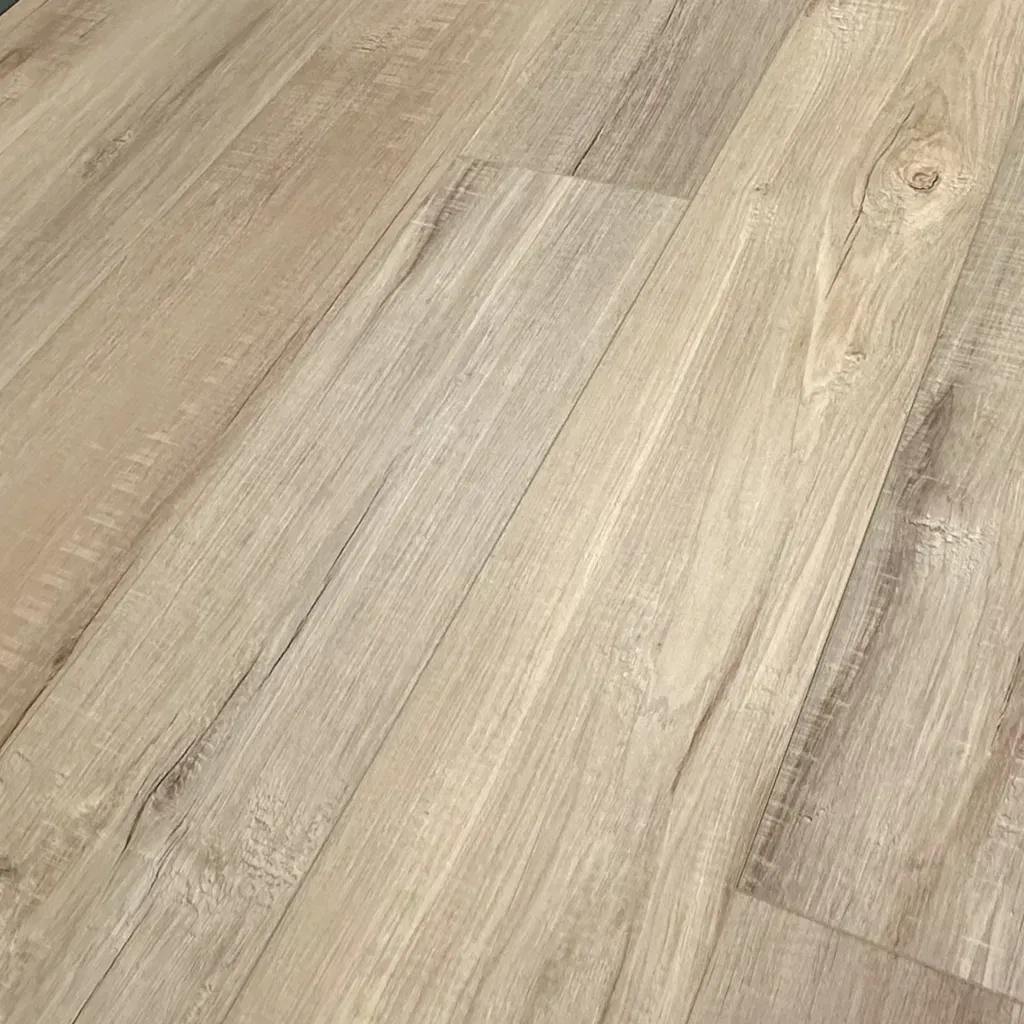 Sala de estar moderna con sofá beige, mesa de centro blanca y flores sobre suelo de madera clara.