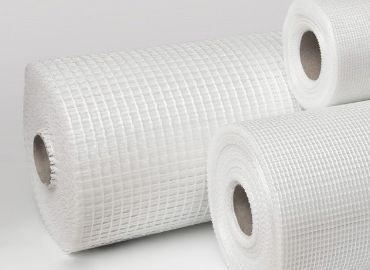 Tres rollos blancos de material de malla texturizada sobre un fondo blanco.