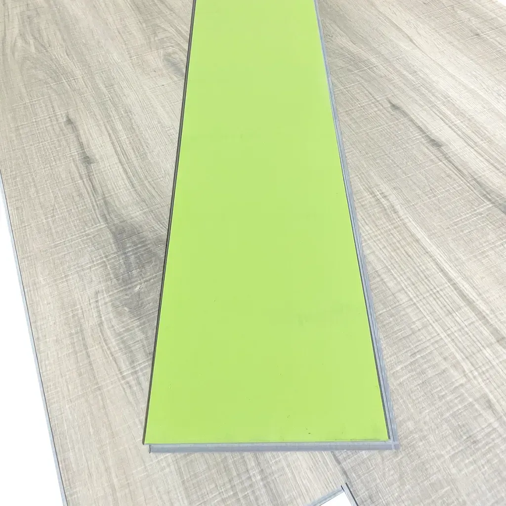 Sala de estar moderna con sillón verde, mesa auxiliar redonda y lámparas de pie altas de cristal