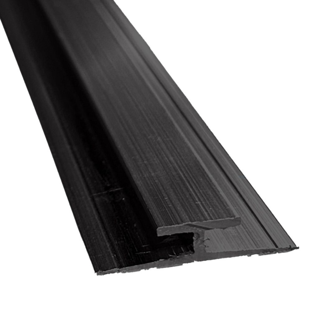 Primer plano de una tira de metal plateado con una superficie ranurada y un extremo roto.
