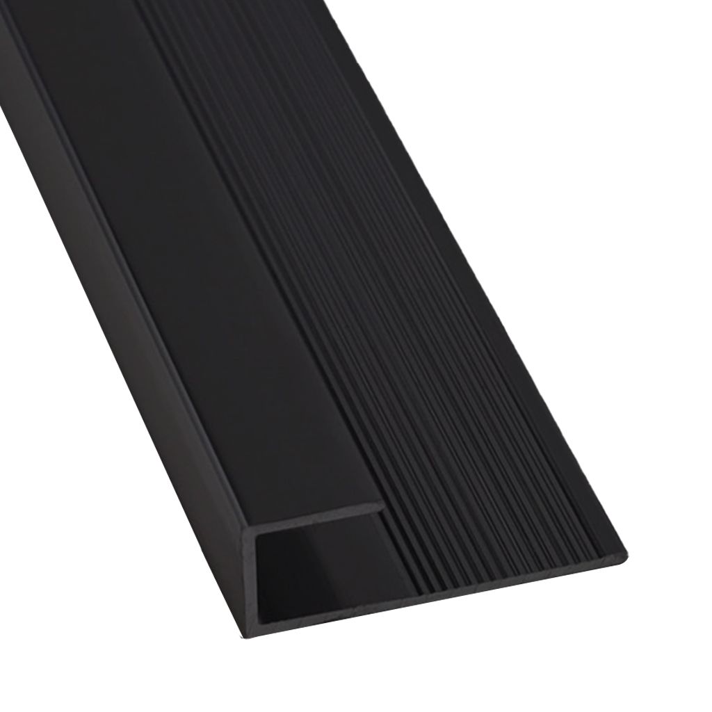 Perfil de aluminio gris para escaleras con superficie antideslizante acanalada y borde redondeado, mostrado en primer plano.