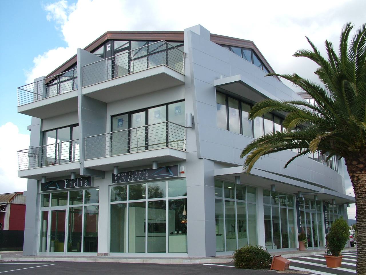 struttura commerciale prefabbricata su più piani