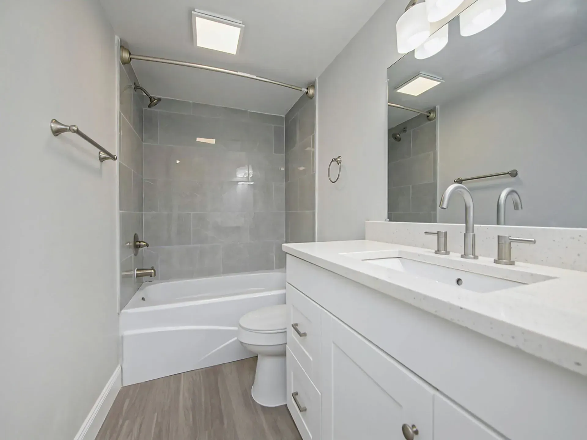 Modern full bathroom