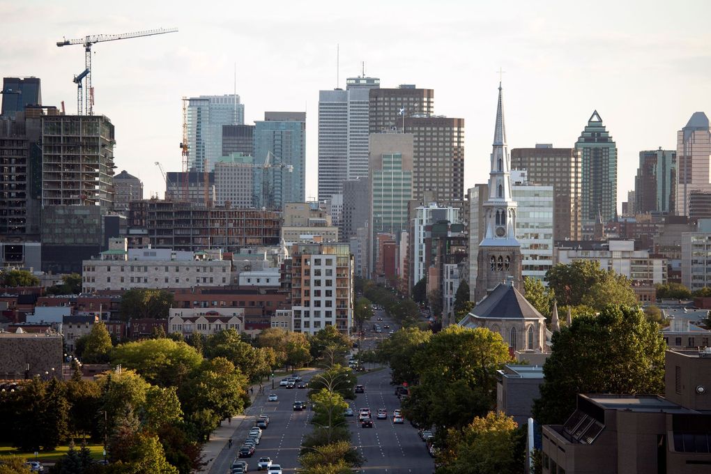 Une vue aérienne d'un horizon de ville avec une église au premier plan