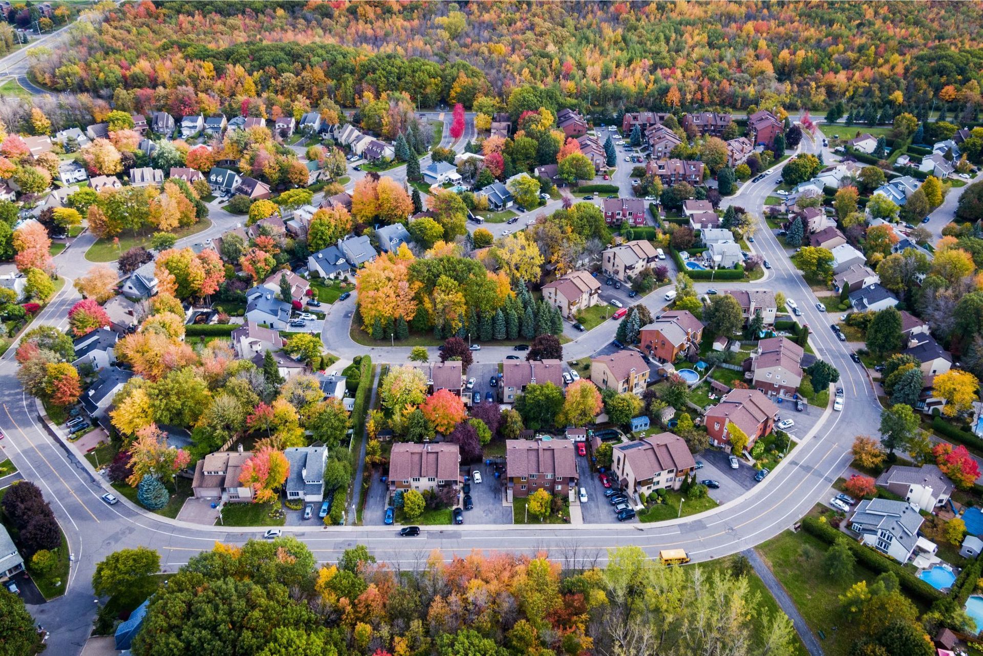 Une vue aérienne d'un quartier résidentiel entouré d'arbres et de maisons.