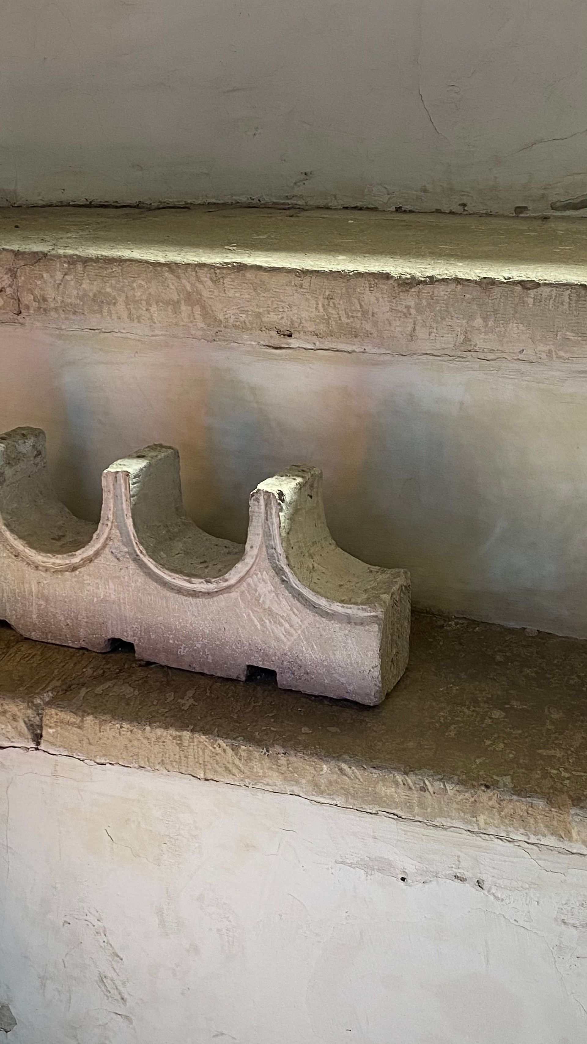 Un bâtiment en briques avec un balcon et un panneau indiquant g dessus.