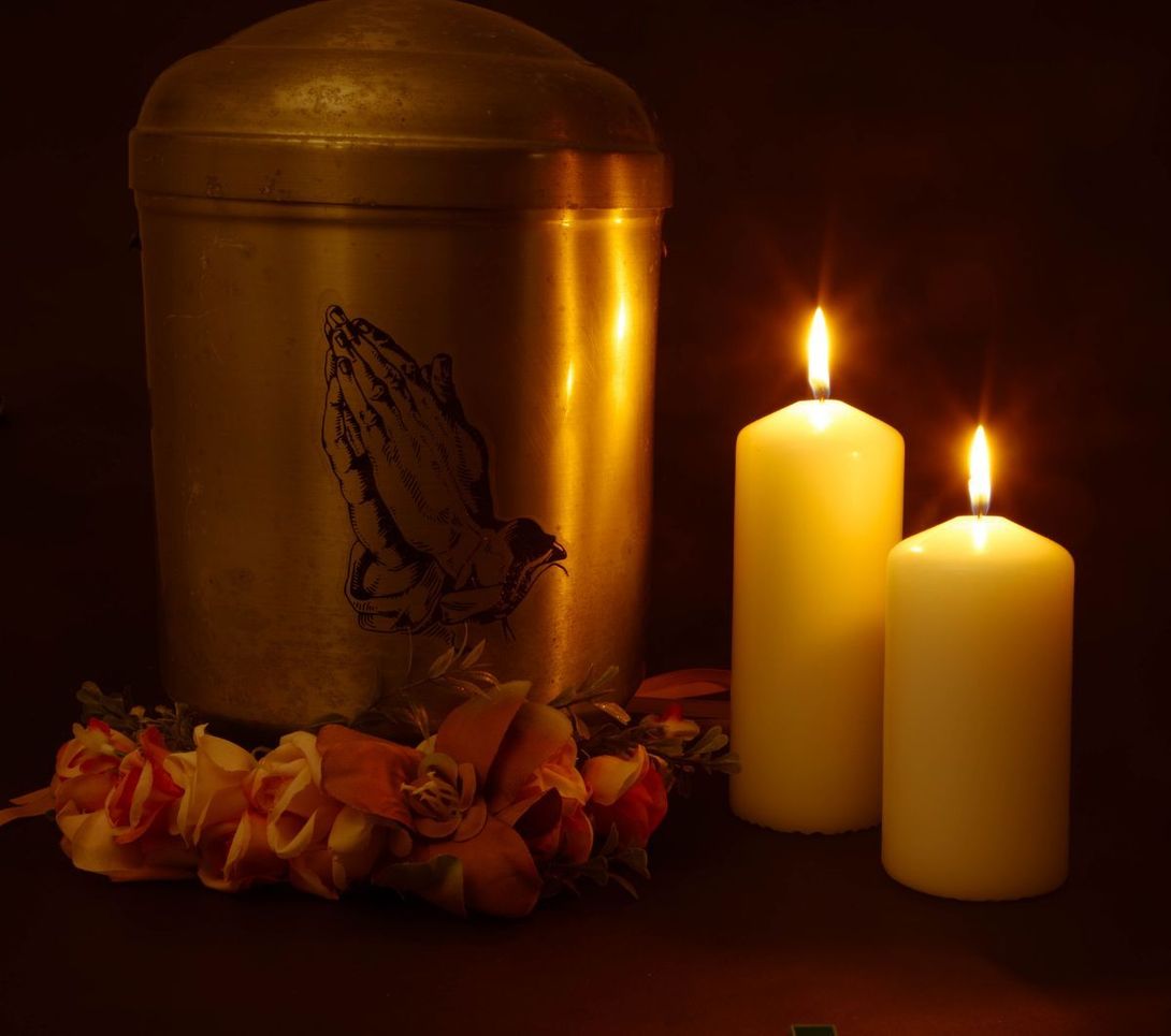 urna cineraria e due candele