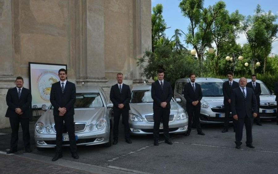 auto funebri con personale di agenzia funebre