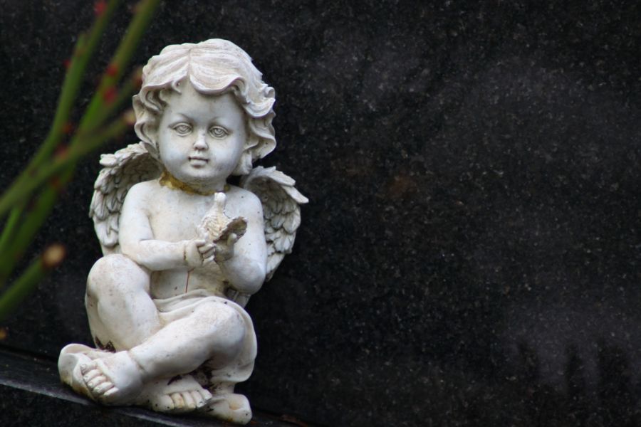 statua di un angelo per decorazione cimitero