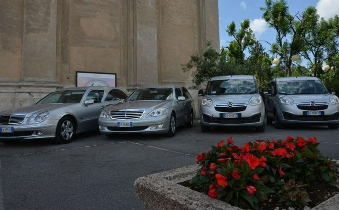 auto di agenzia di onoranze funebri a Calcio