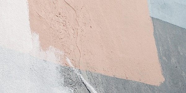 Art mural abstrait dans des tons pastel de rose, blanc et gris.