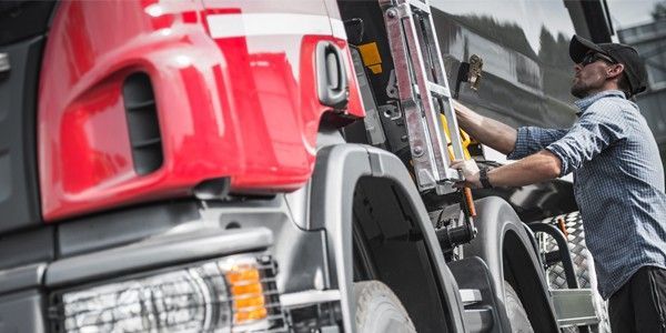 Chauffeur routier travaillant sur un camion.