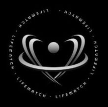 Logotipo da LifeMatch, um design em forma de coração com curvas prateadas e uma esfera central, rodeado pelo texto 