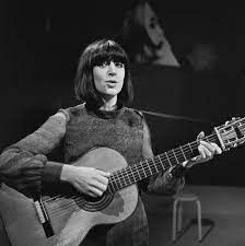 Een vrouw speelt gitaar op een zwart-witfoto.