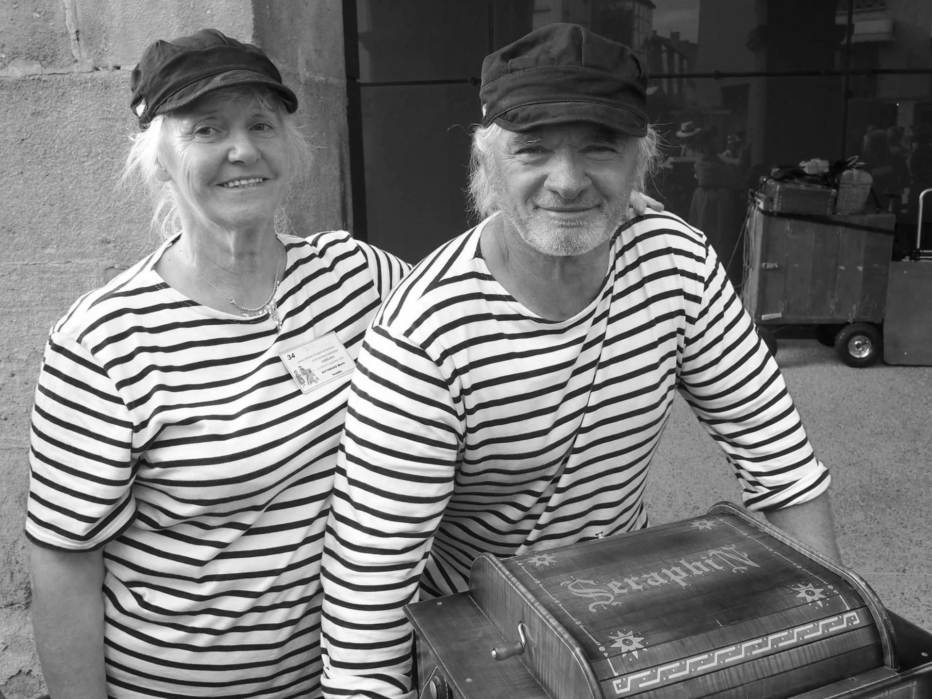 Een man en een vrouw staan ​​naast elkaar in gestreepte shirts.