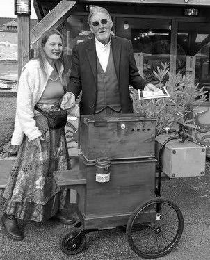 Roger en Martine met hun Franse Odin orgeltje