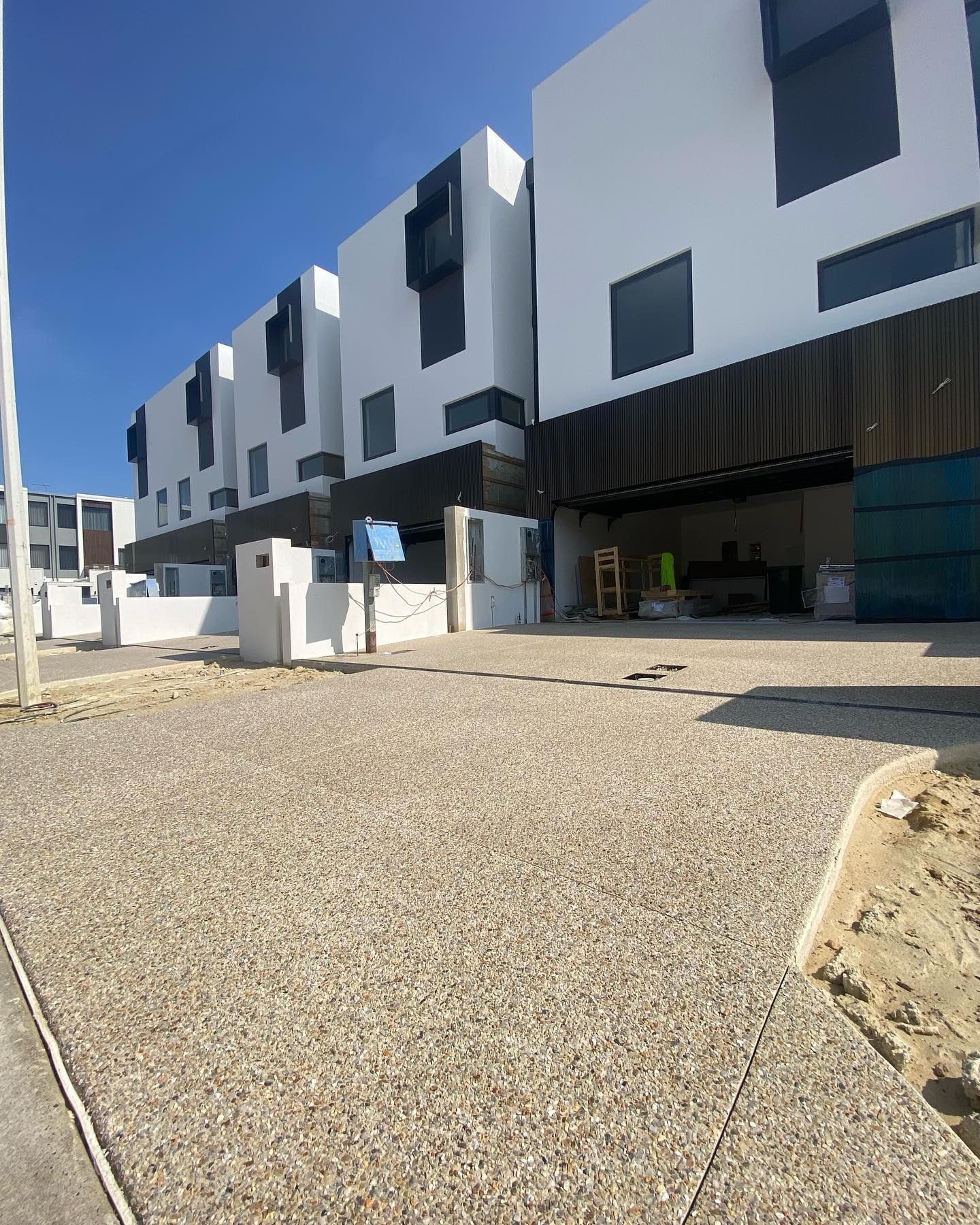 expose aggregate concrete driveway for apartment complex