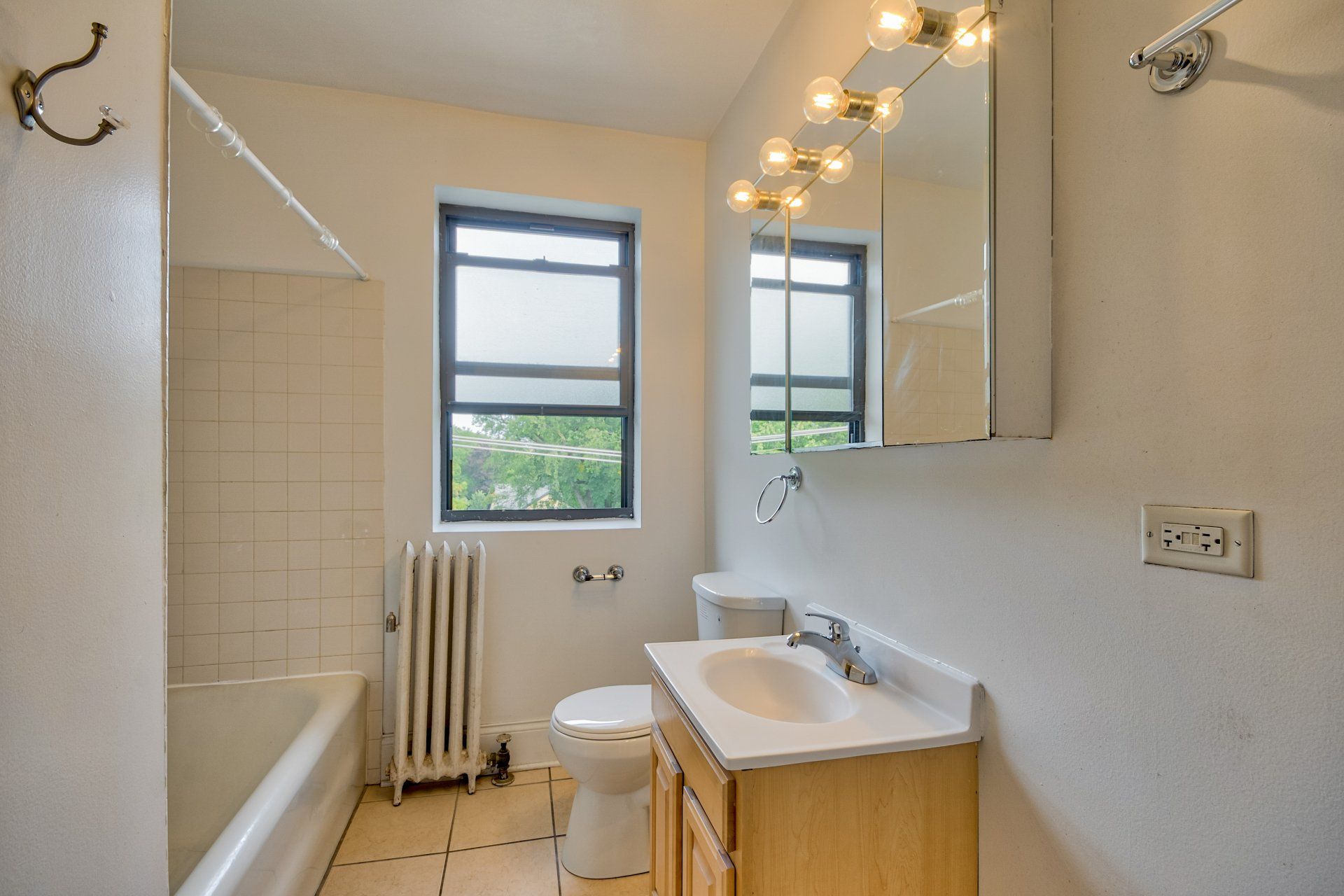 2121-Ridge-Ave bathroom