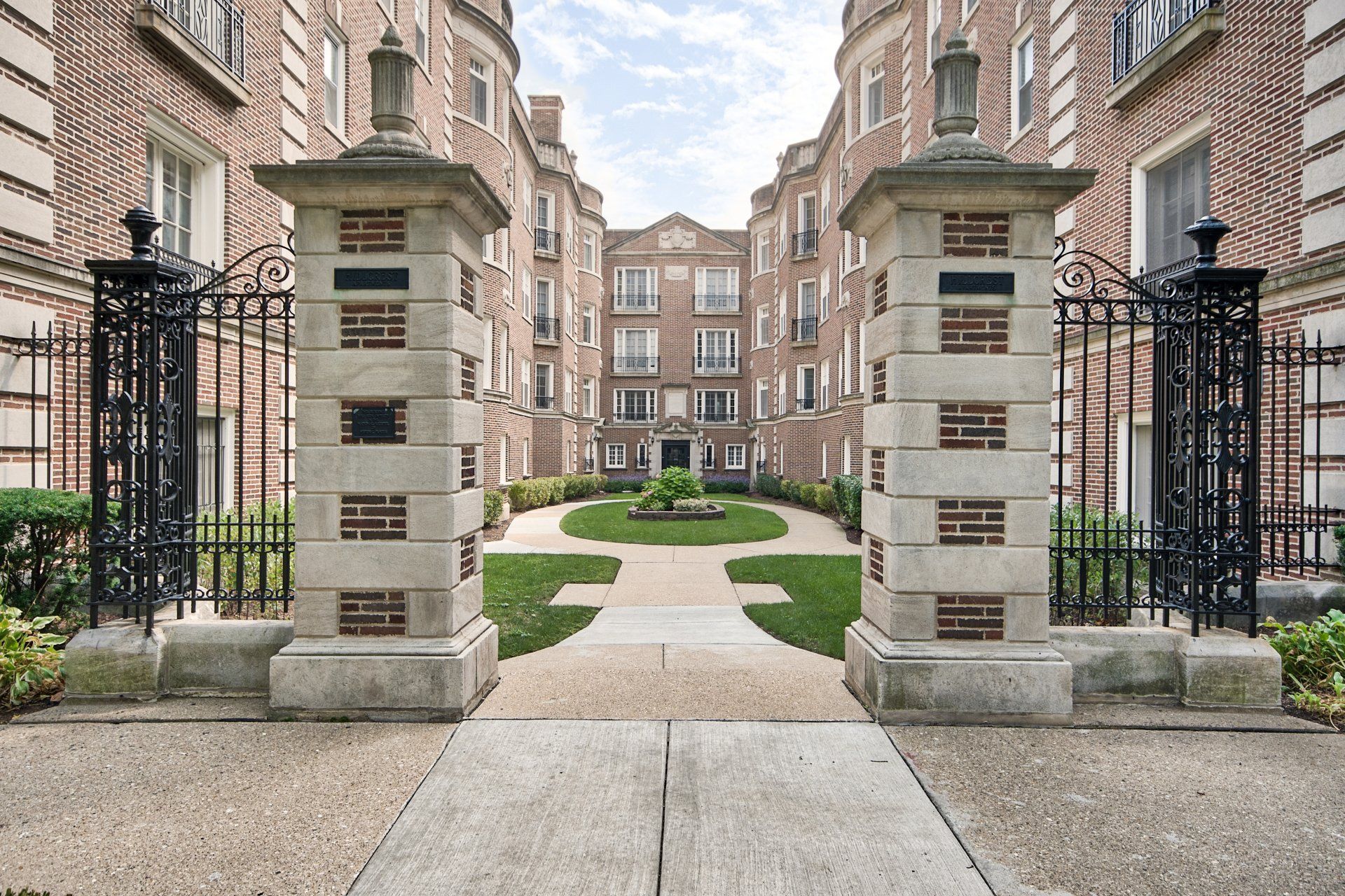 1509 Hinman outside
