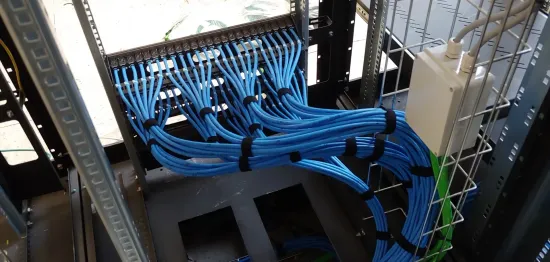 Armadio rack con pannelli di permutazione e cablaggio in fibra ottica