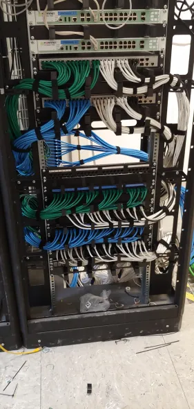 Armadio rack con pannelli di permutazione e cablaggio in fibra ottica