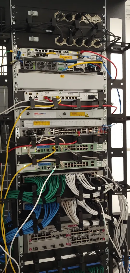 Armadio rack con pannelli di permutazione e cablaggio in fibra ottica