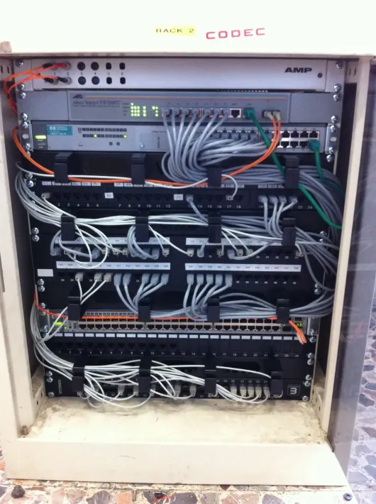Armadio rack con pannelli di permutazione e cablaggio in fibra ottica