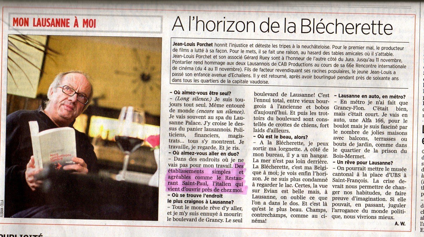 Un homme lit en sirotant un verre de vin dans un café, à côté d'un article de journal intitulé « À l'horizon de la Blécherette ».