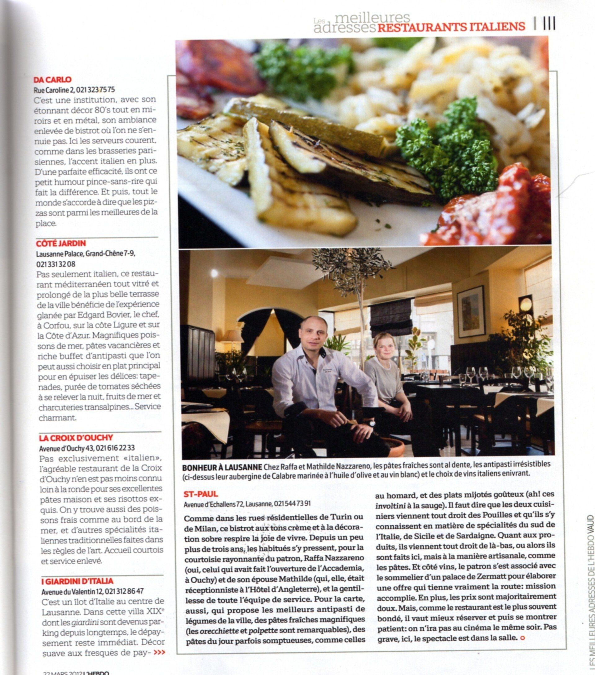 Avis sur le restaurant : Assiette de légumes grillés et un homme assis dans la salle à manger.