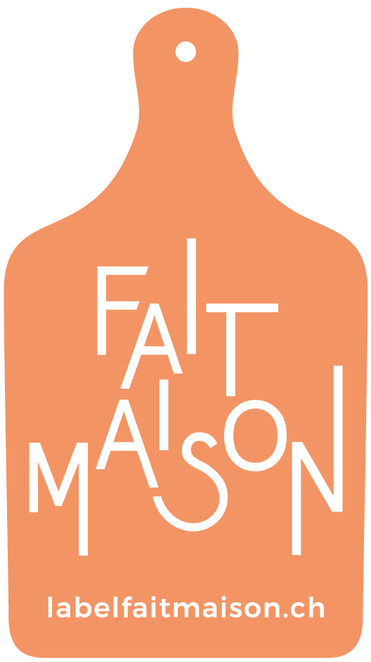 Planche à découper orange avec l'inscription « FAIT MAISON » en blanc et « labelfaitmaison.ch » en bas.