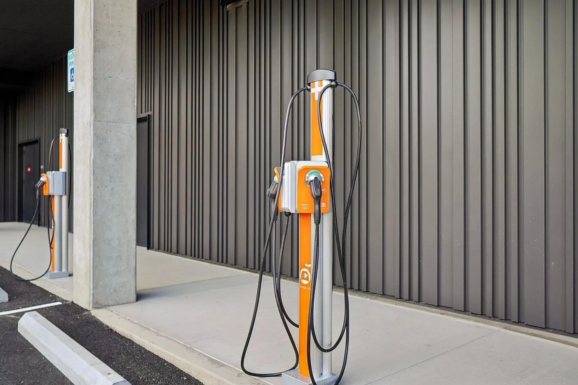 Electric vehicle charging station