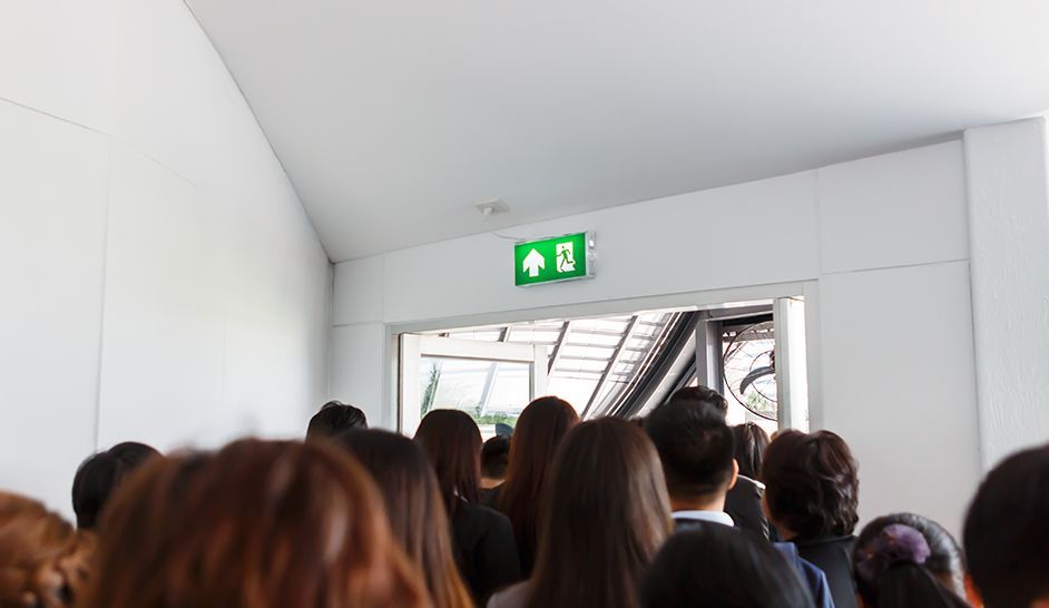 Un grand groupe de personnes se tient dans un couloir.