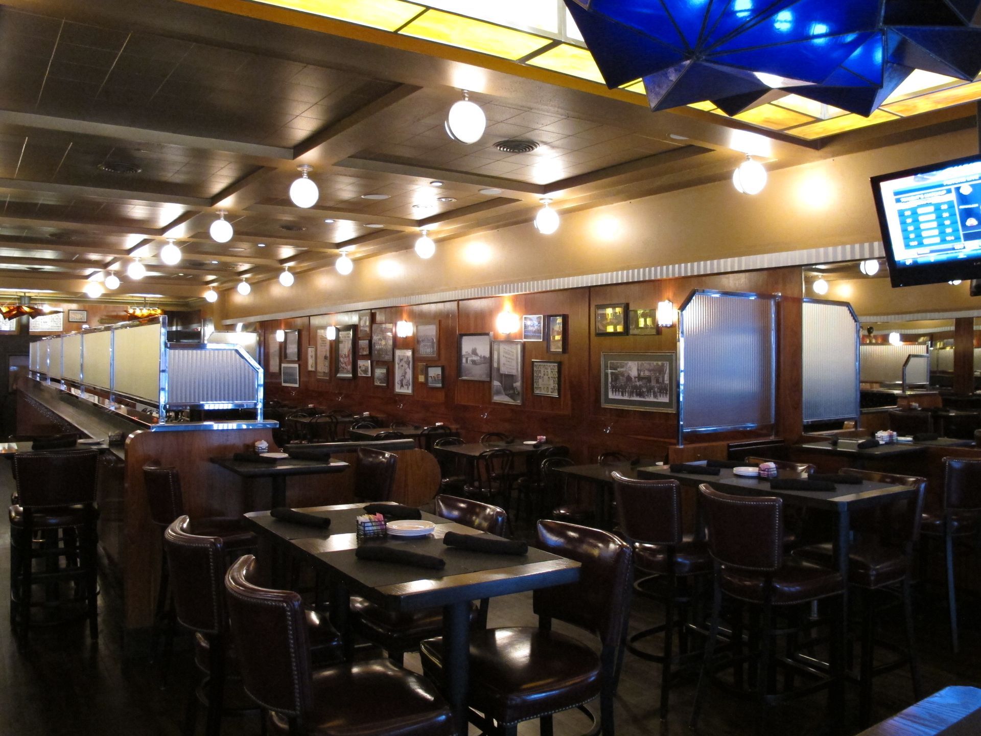 The inside of a restaurant with tables and chairs