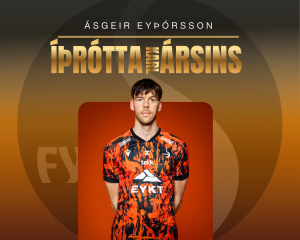 Ásgeir Eyþórsson á íþróttaverðlaunaplakati, klæddur appelsínugulum og svörtum treyju á hlýjum litbrigðum bakgrunni.